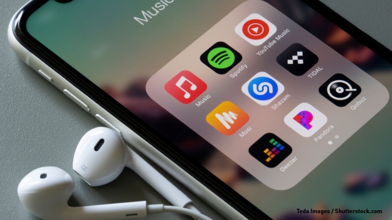 iPhone con app di musica in streaming e auricolari